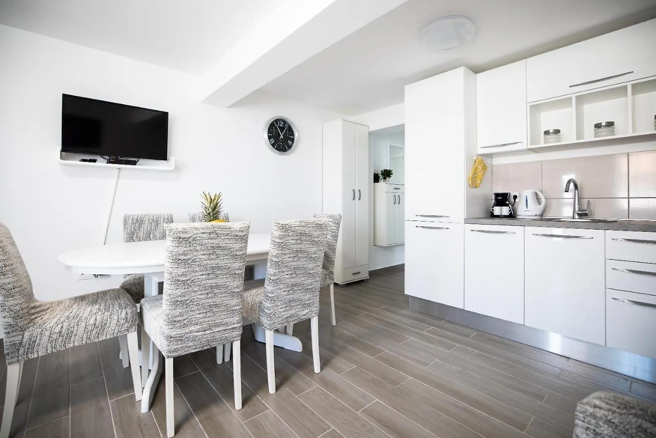 Deluxe Apartments Sanja With Seaview Gornji Karin Croatia