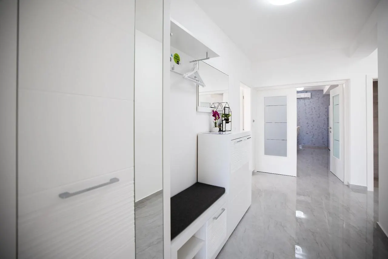 Deluxe Apartments Sanja With Seaview Gornji Karin Croatia